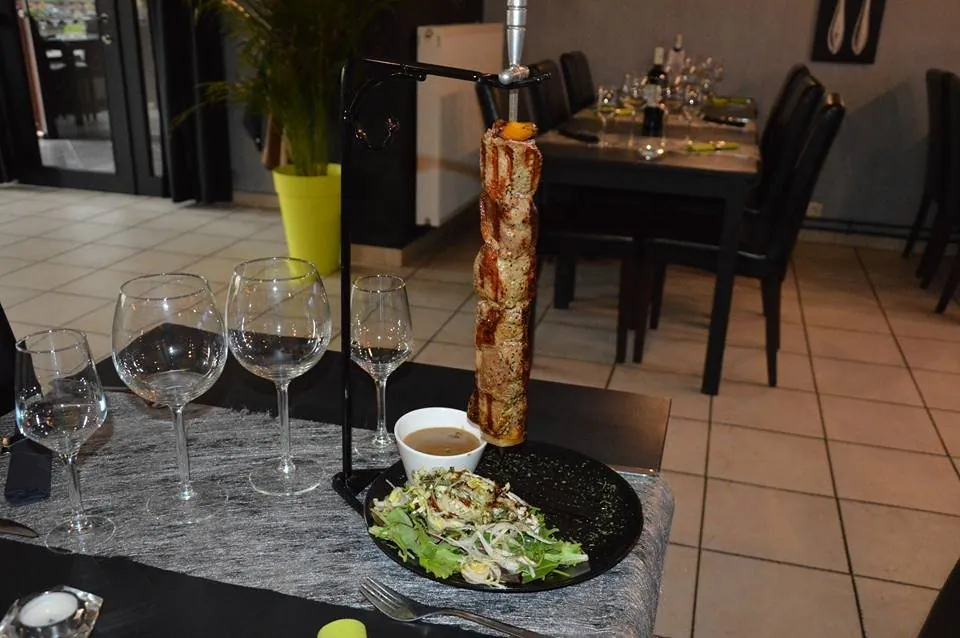 Une épée de viande dressée sur son socle, prête à être servie en salle