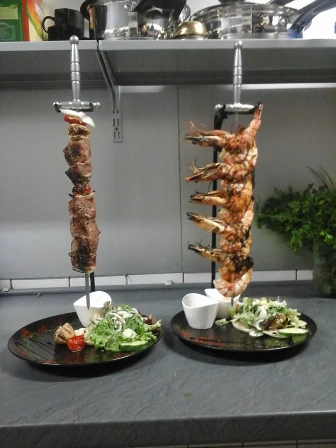 Deux épées de viande dressées au-dessus de leurs assiettes