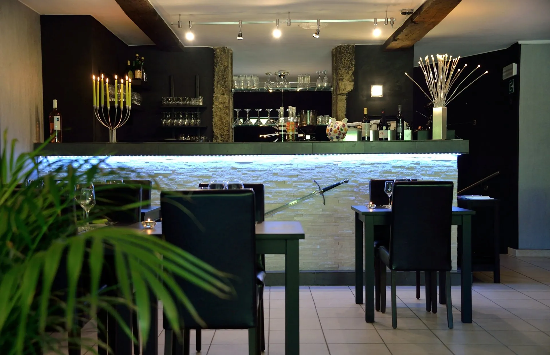 Le bar rétroéclairé de la salle, en fin de journée