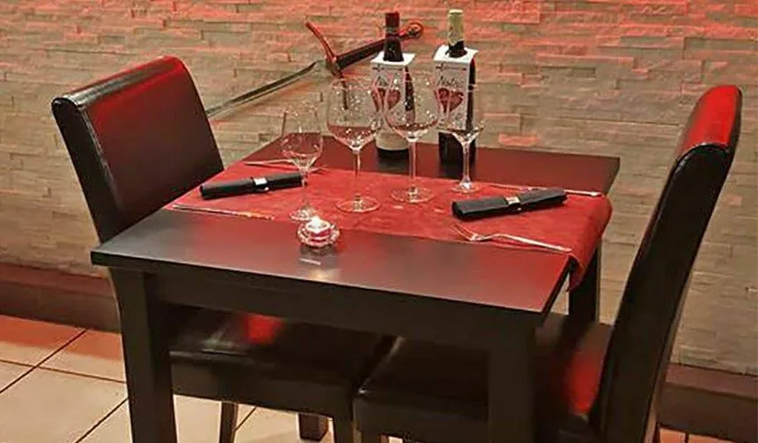 Une table dressée, verres et couverts en place