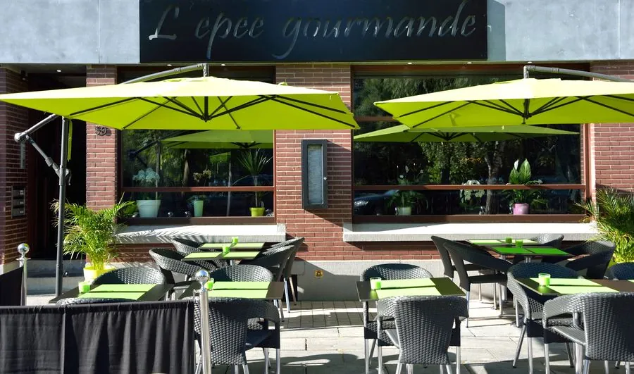 La terrasse et ses parasols verts en pleine journée