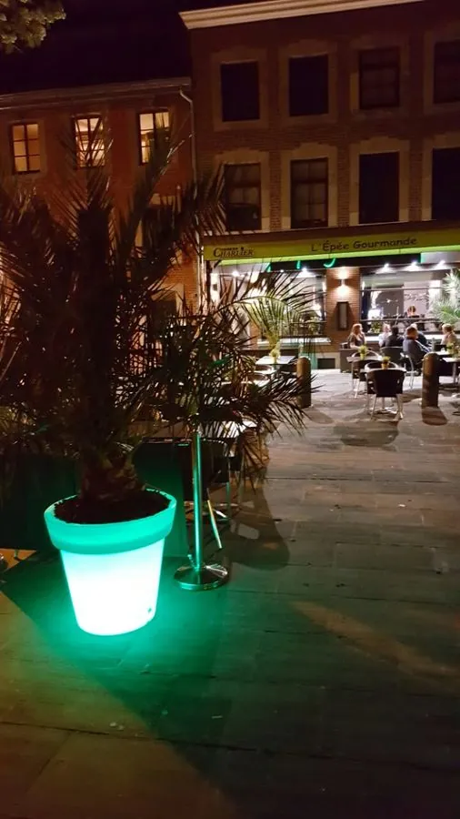 La terrasse à la nuit tombée, lanternes allumées