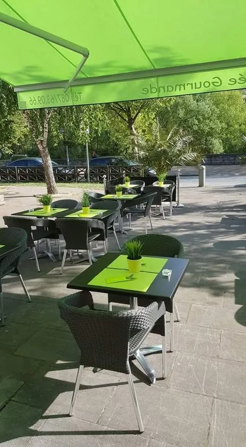 Les tables de la terrasse sur la place