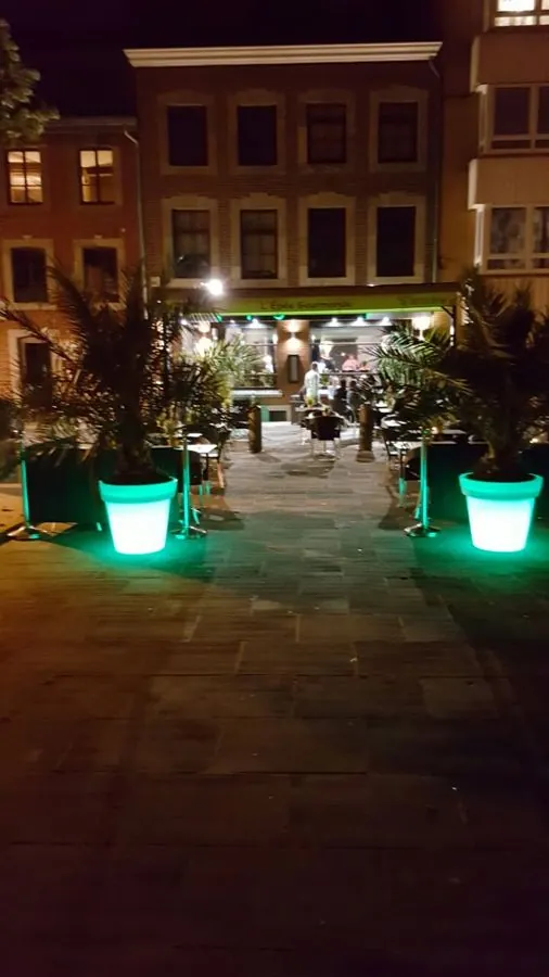La terrasse le soir, éclairée par les pots lumineux